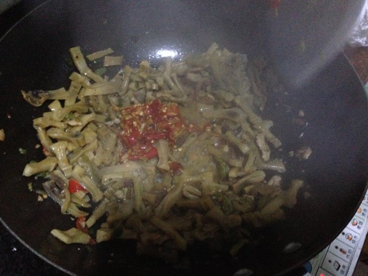 剁椒炒刀豆干步骤5