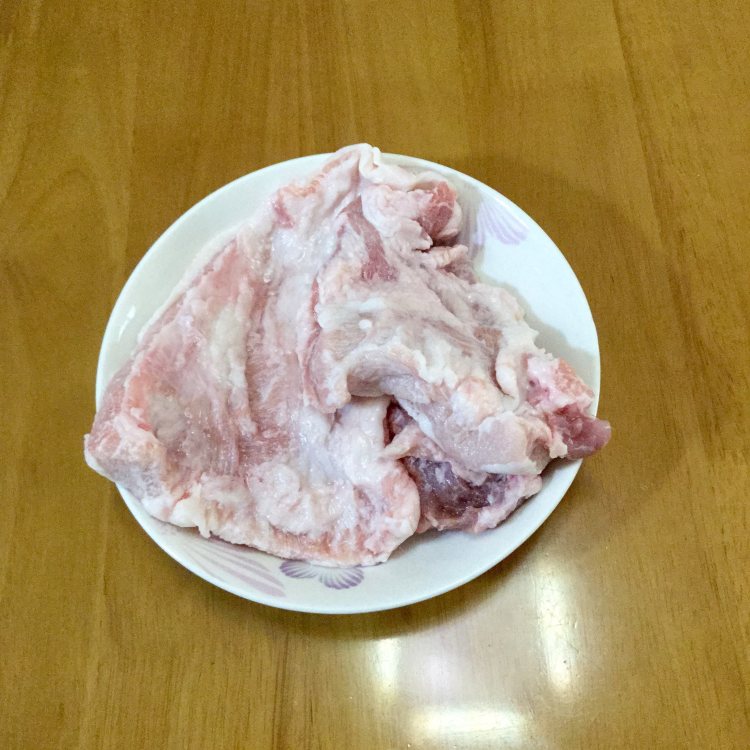 猪颈肉炒榨菜步骤1