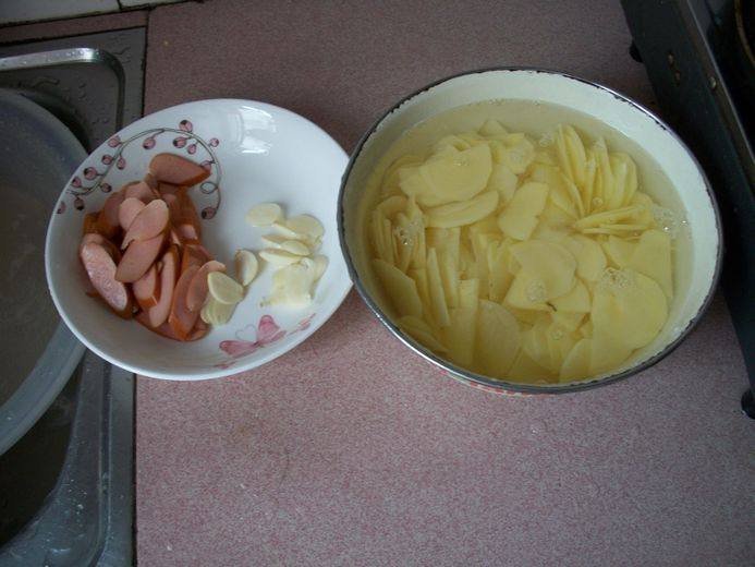 蒜香土豆片步骤2