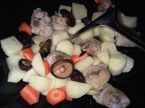 香菇土豆烧鸡腿步骤2