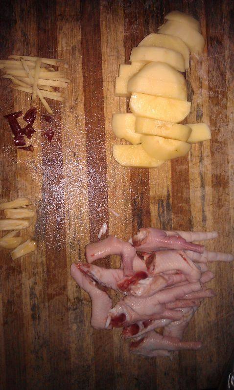 马铃薯炖凤爪步骤2