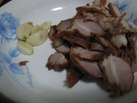 咸猪肉炒豇豆步骤1