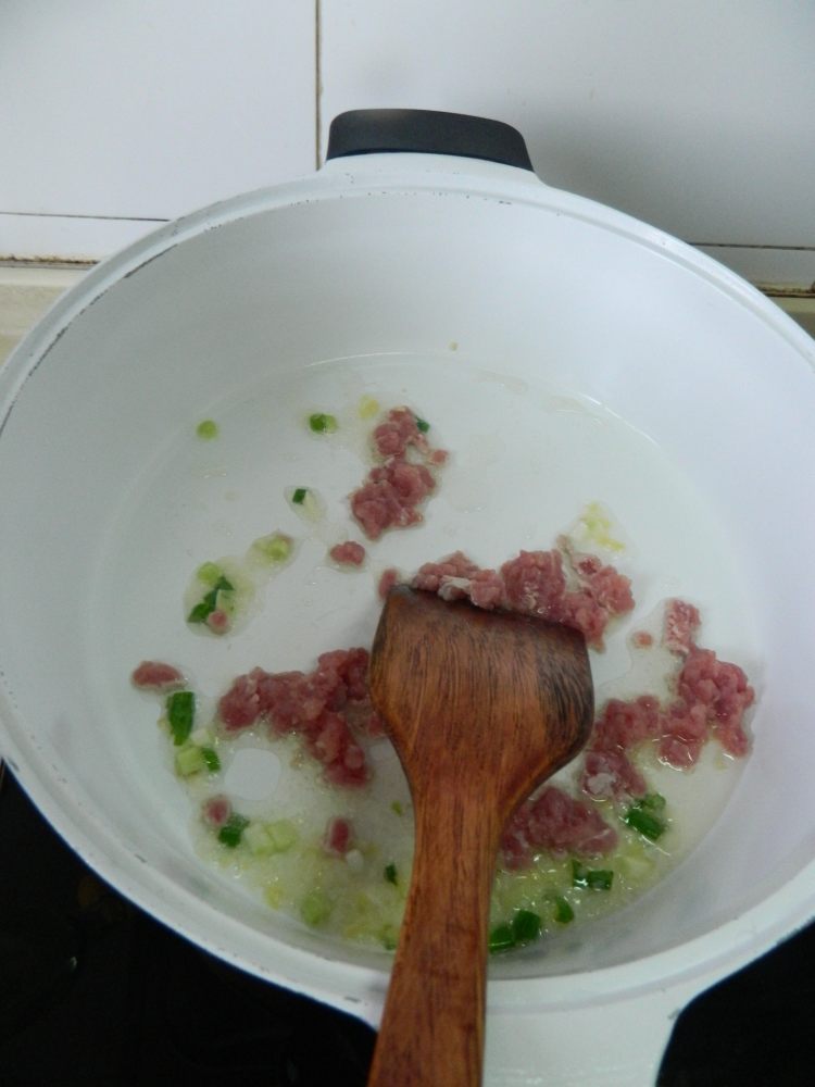 橄榄肉末炒豆角步骤5