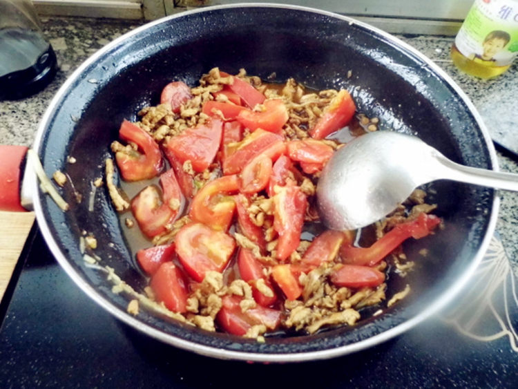 芹菜番茄炒肉丝步骤8