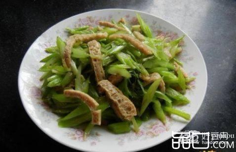 脆皮豆腐炒芹菜