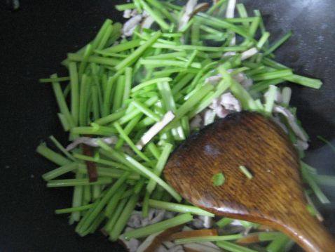 肉丝豆干炒芹菜步骤4