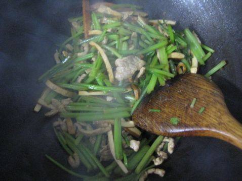 肉丝豆干炒芹菜步骤5