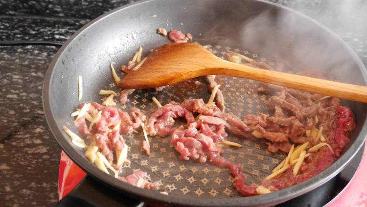 快手菜：香菜笋丝牛肉步骤9