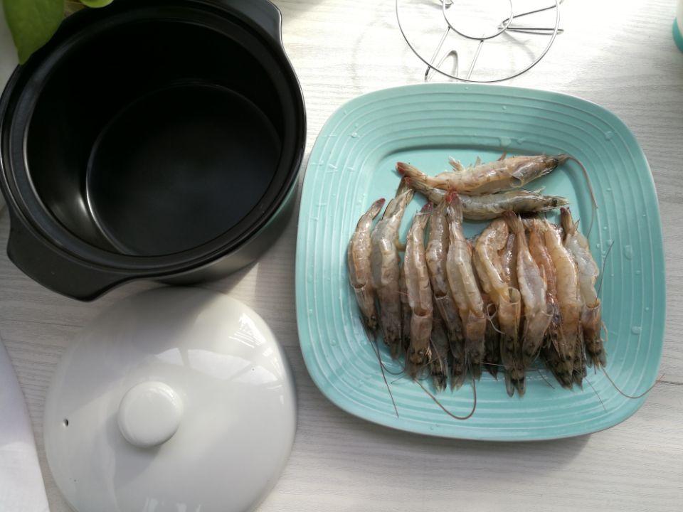 砂锅蒜蓉烤虾步骤1