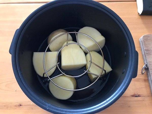 香肠土豆棒配蔬果沙拉步骤4