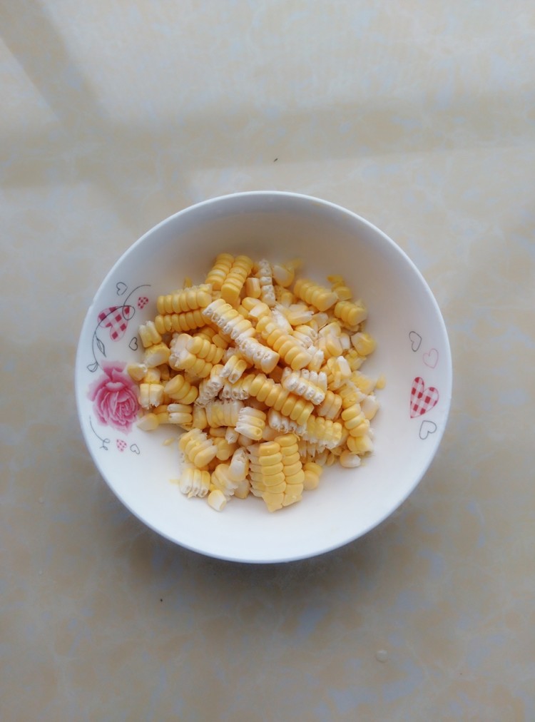 脆皮肠炒玉米粒步骤3