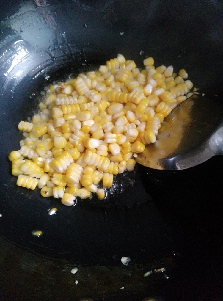 脆皮肠炒玉米粒步骤7