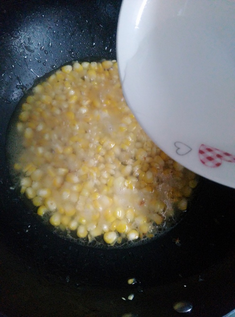 脆皮肠炒玉米粒步骤8