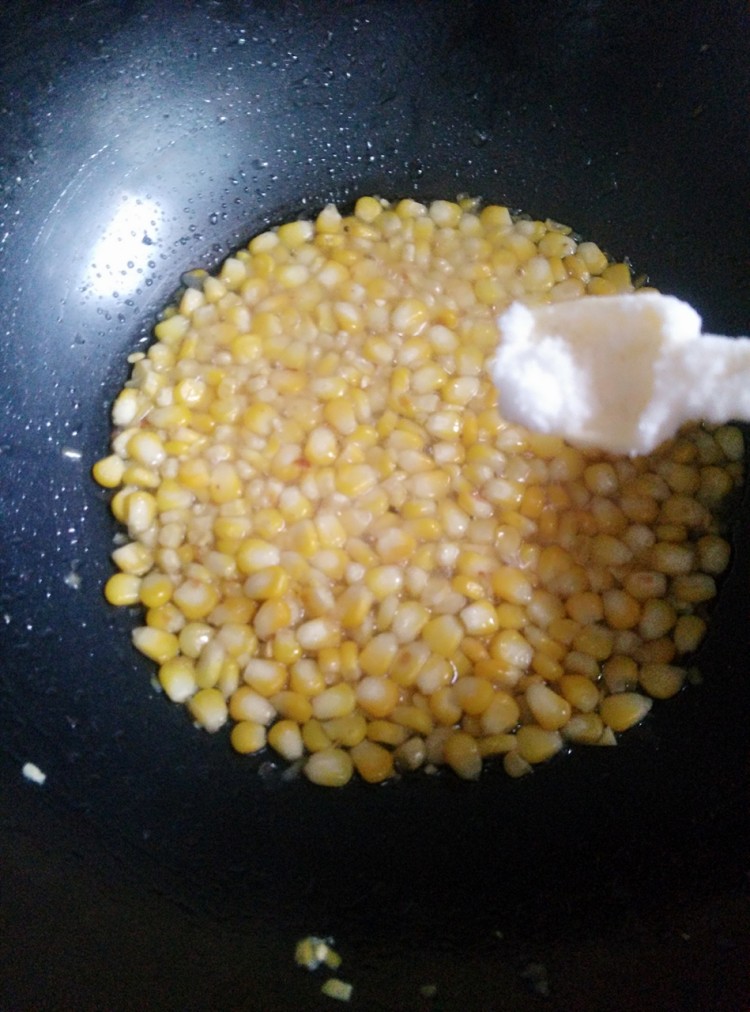 脆皮肠炒玉米粒步骤9