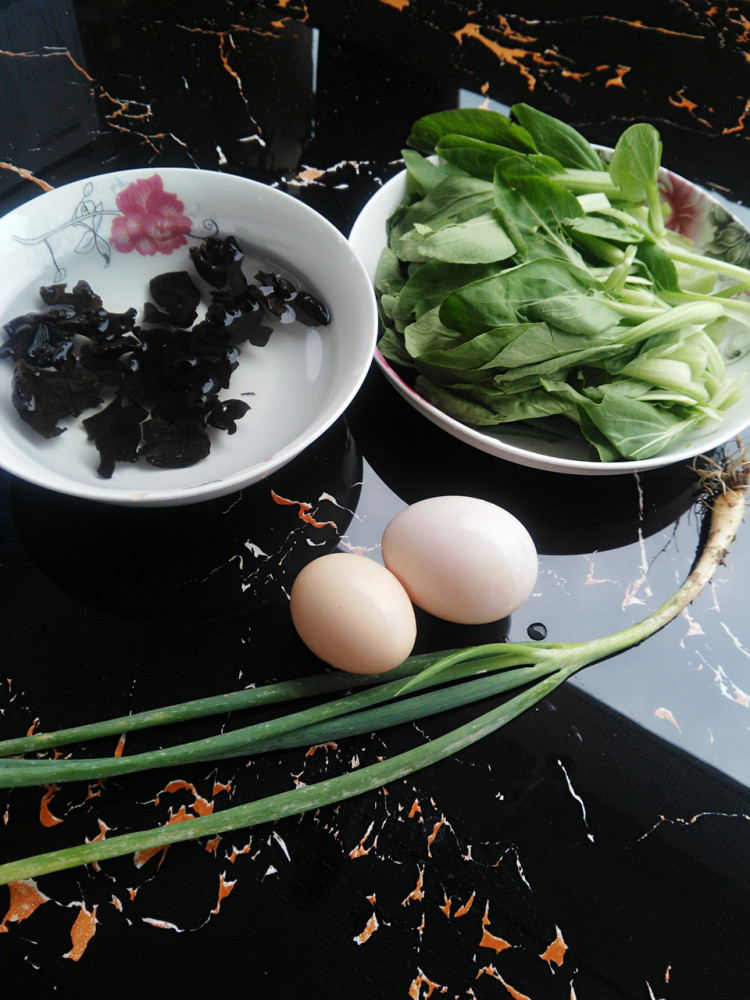 木耳小白菜蛋汤步骤1