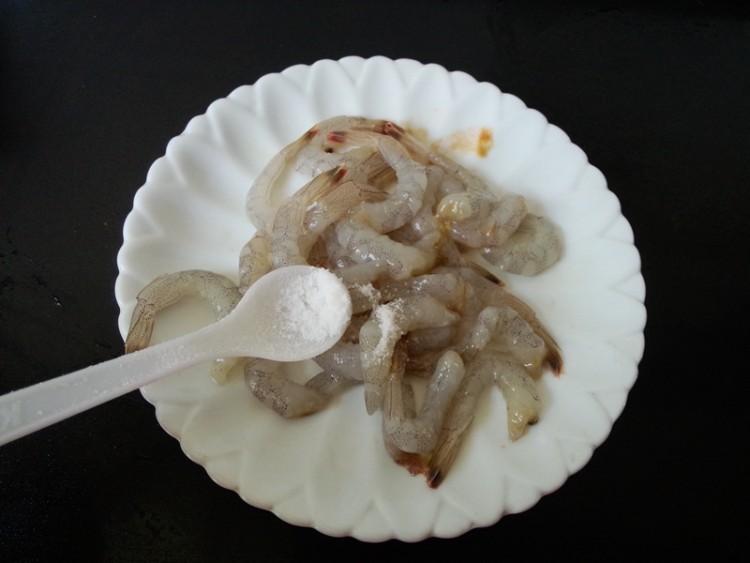 蚝油虾仁菜薹步骤3