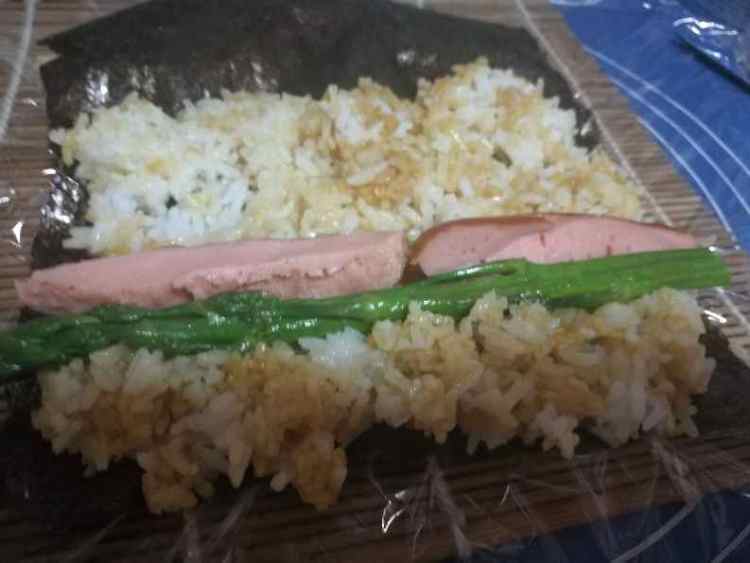 芦笋肉松寿司步骤4