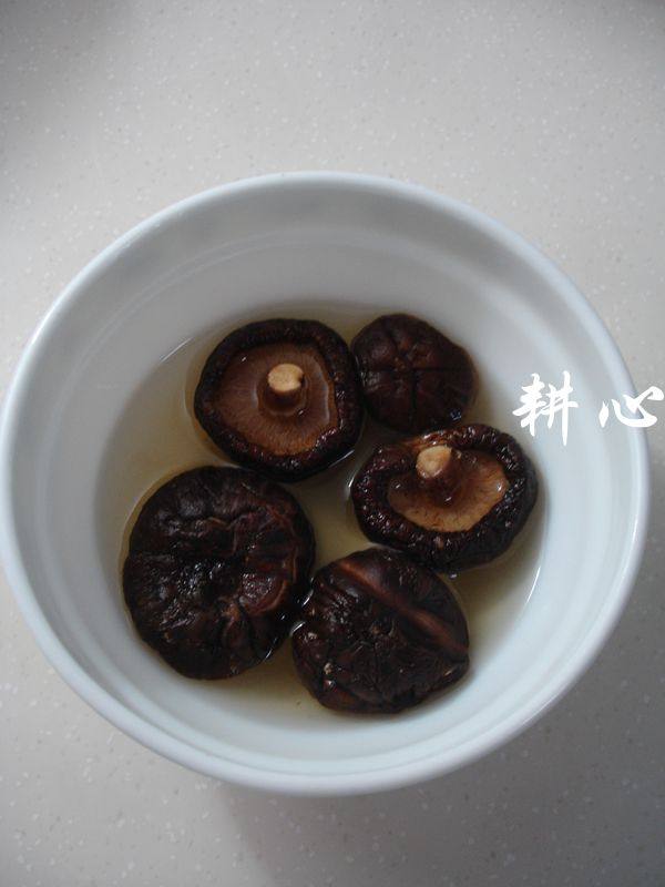 香菇炒松花菜步骤2