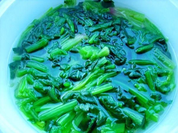 凉拌多味菠菜花生米步骤4