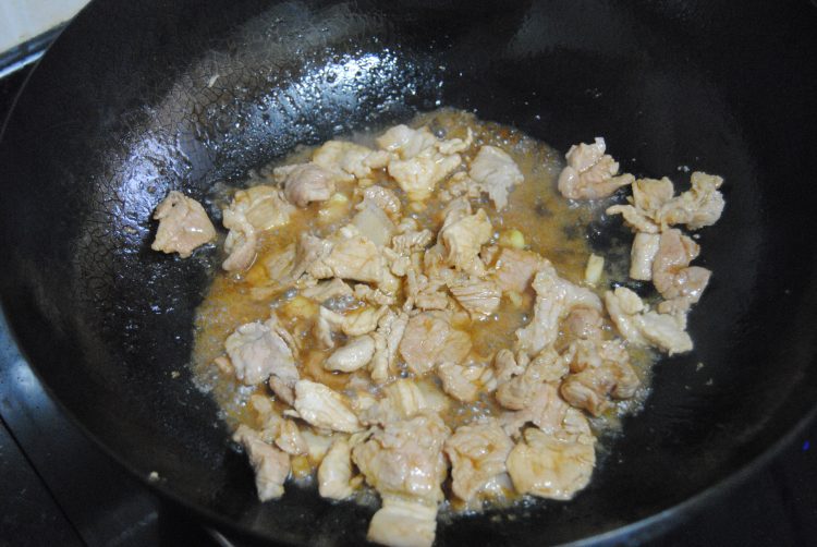 豆腐泡炒肉片步骤5