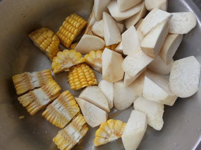 玉米鲍菇排骨汤步骤2