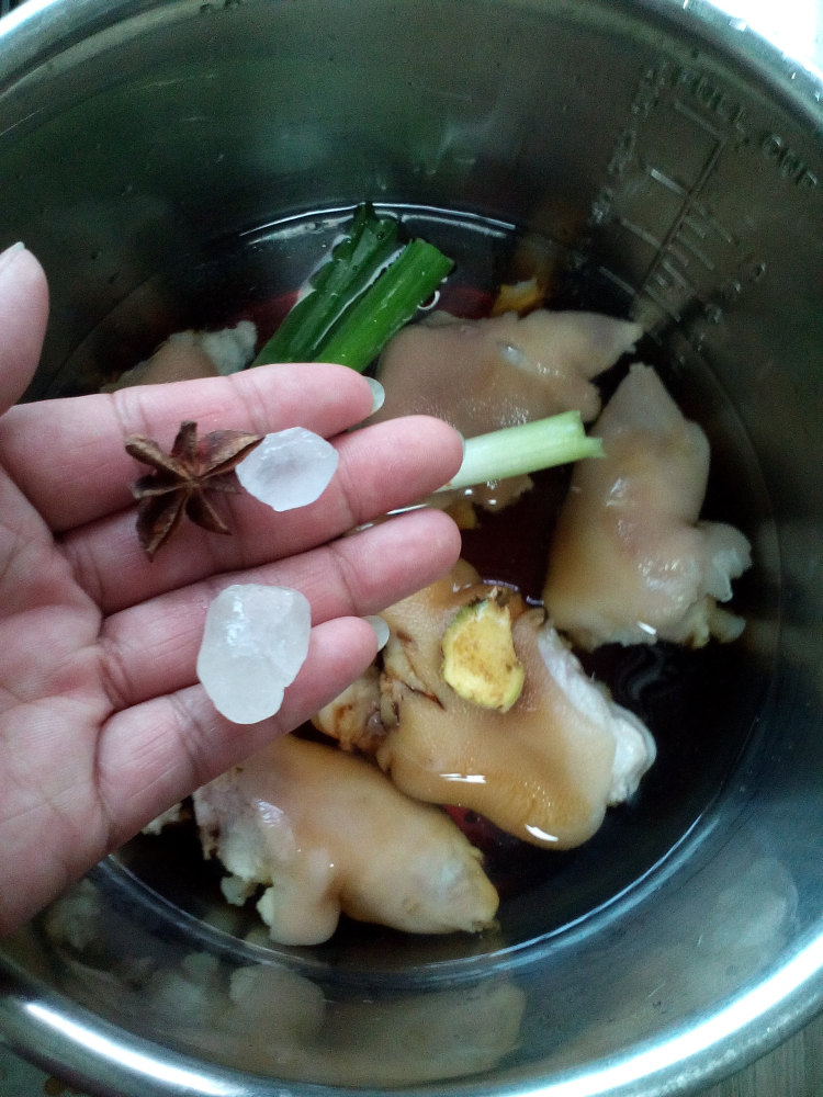 猪蹄蛤蜊炖黄花步骤3