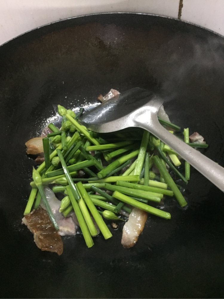 韭菜苔炒腊肉步骤4
