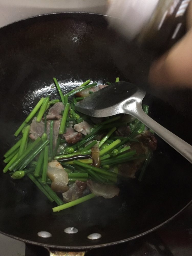 韭菜苔炒腊肉步骤7