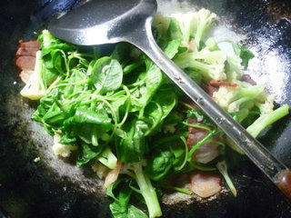 白米苋腊肉炒花菜步骤5