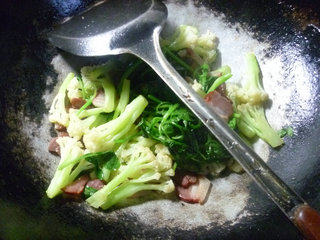 白米苋腊肉炒花菜步骤8