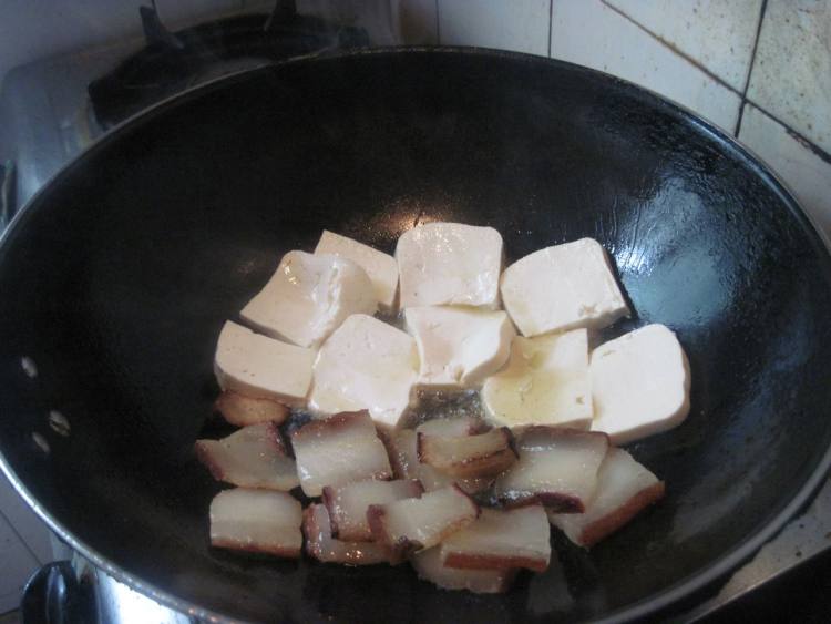 腊肉煎豆腐步骤7