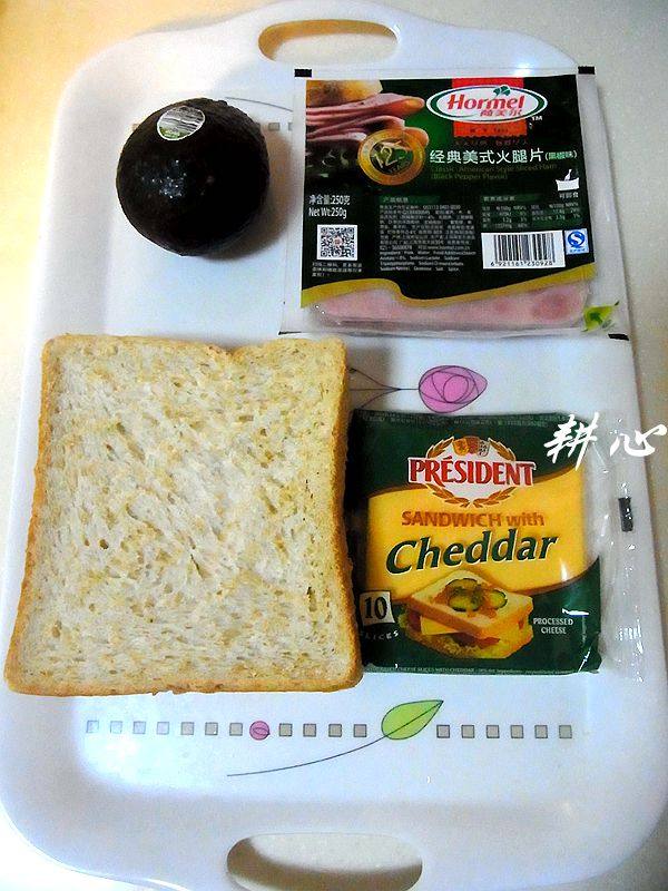 牛油果早餐三明治步骤1