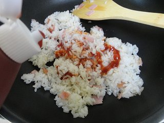蛋包番茄酱炒饭步骤11