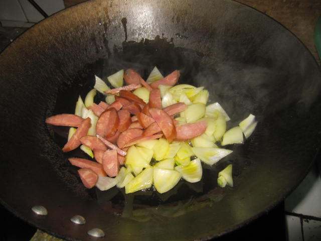 肉肠香菇炒菠菜步骤7