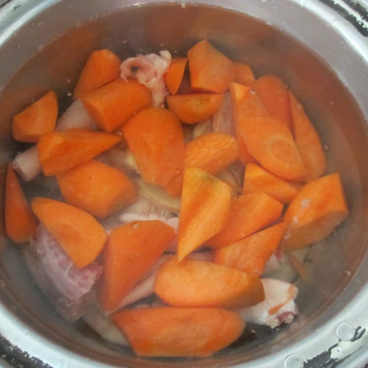 胡萝卜粉葛鸡汤步骤3
