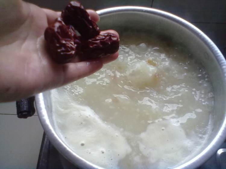 红枣皮蛋西米粥步骤6