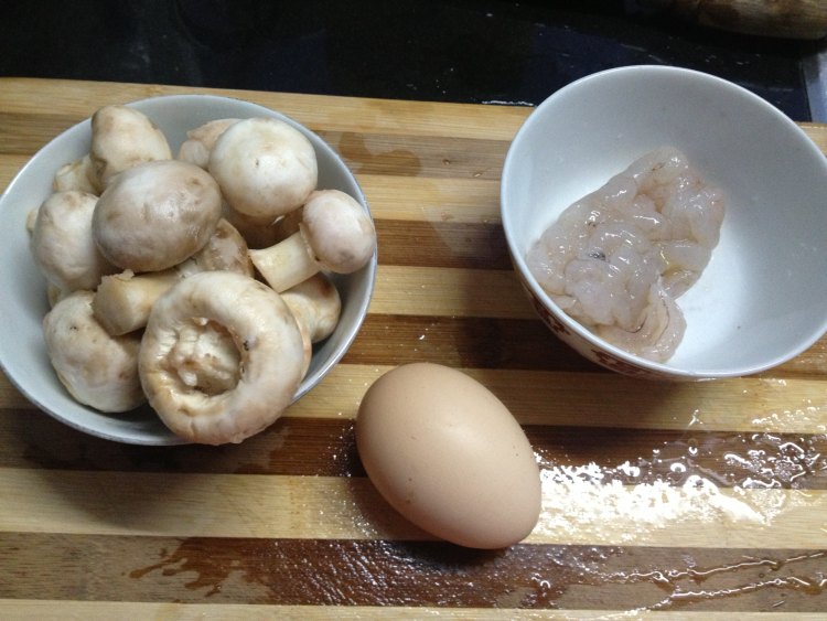口蘑虾仁炒鸡蛋步骤1
