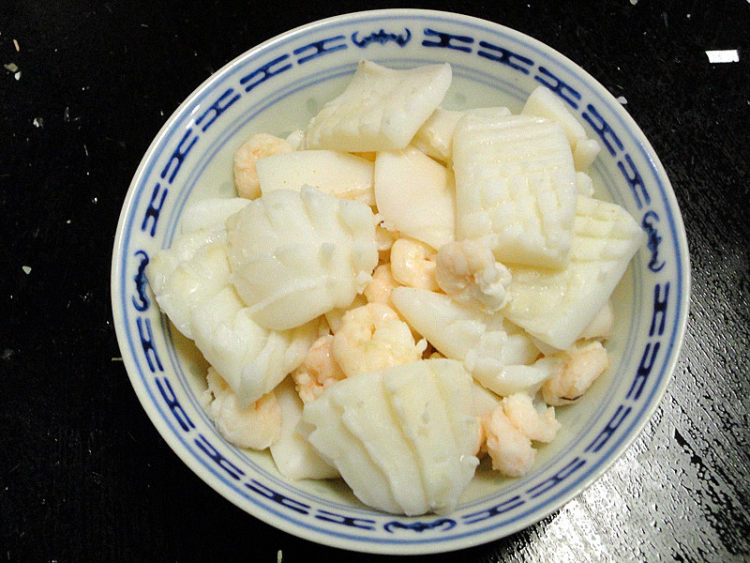墨鱼虾仁烧日本豆腐步骤3