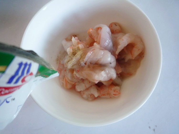 鲜虾粉丝萝卜汤步骤2