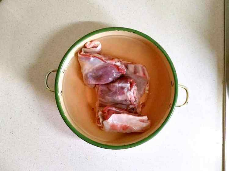 砂锅煲羊排山药胡萝卜步骤1