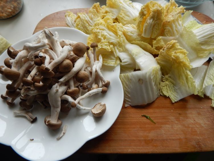 白菜炒蟹味菇步骤1