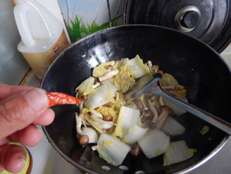 白菜炒蟹味菇步骤7