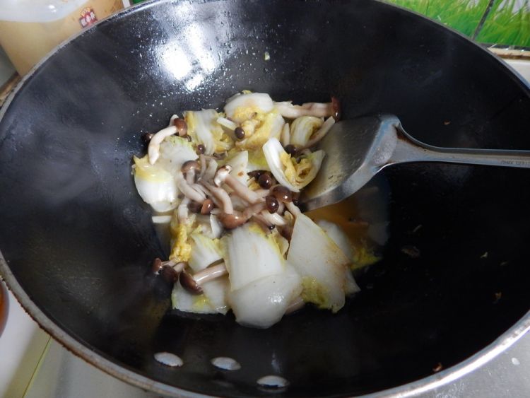 白菜炒蟹味菇步骤10