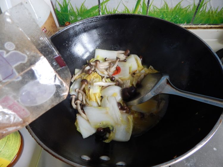 白菜炒蟹味菇步骤9