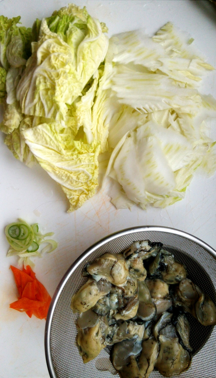 白菜牡蛎炖冻豆腐步骤1