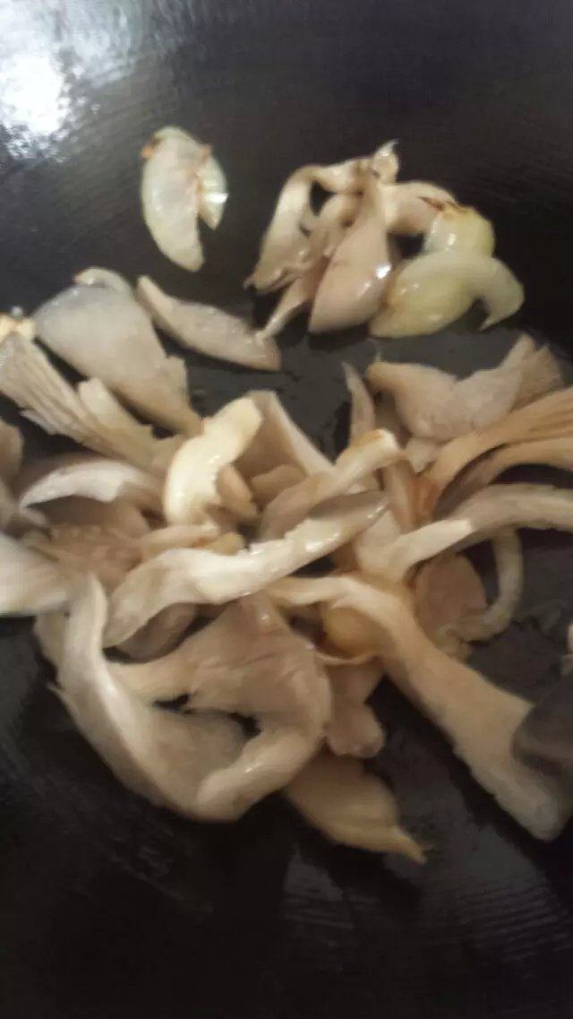 凤尾菇炒白菜步骤7