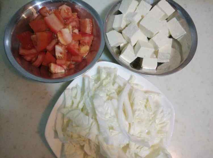 番茄白菜炒豆腐步骤1