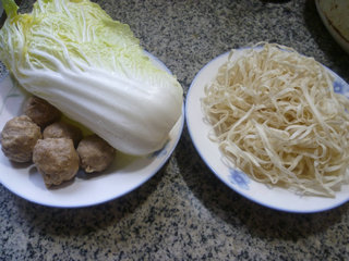 牛肉丸白菜汤面步骤1