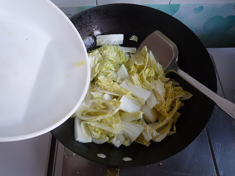 白菜炖豆腐丸子步骤8