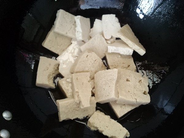 剁椒冻豆腐炒白菜步骤2